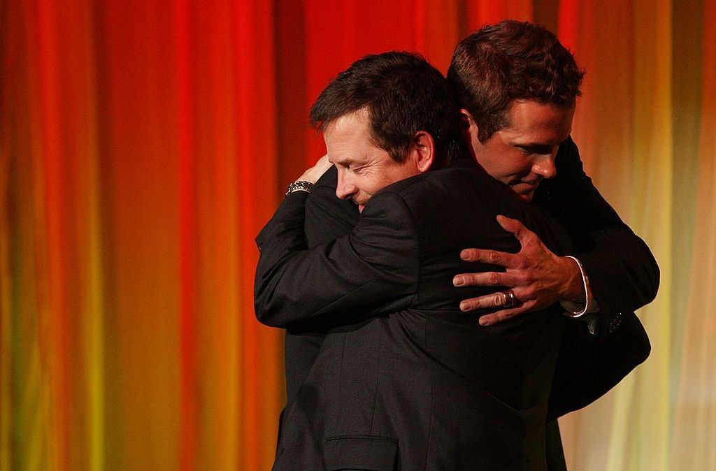 Ryan Reynolds e Michael J. Fox se abraçam em evento beneficente sobre o mal de Parkinson