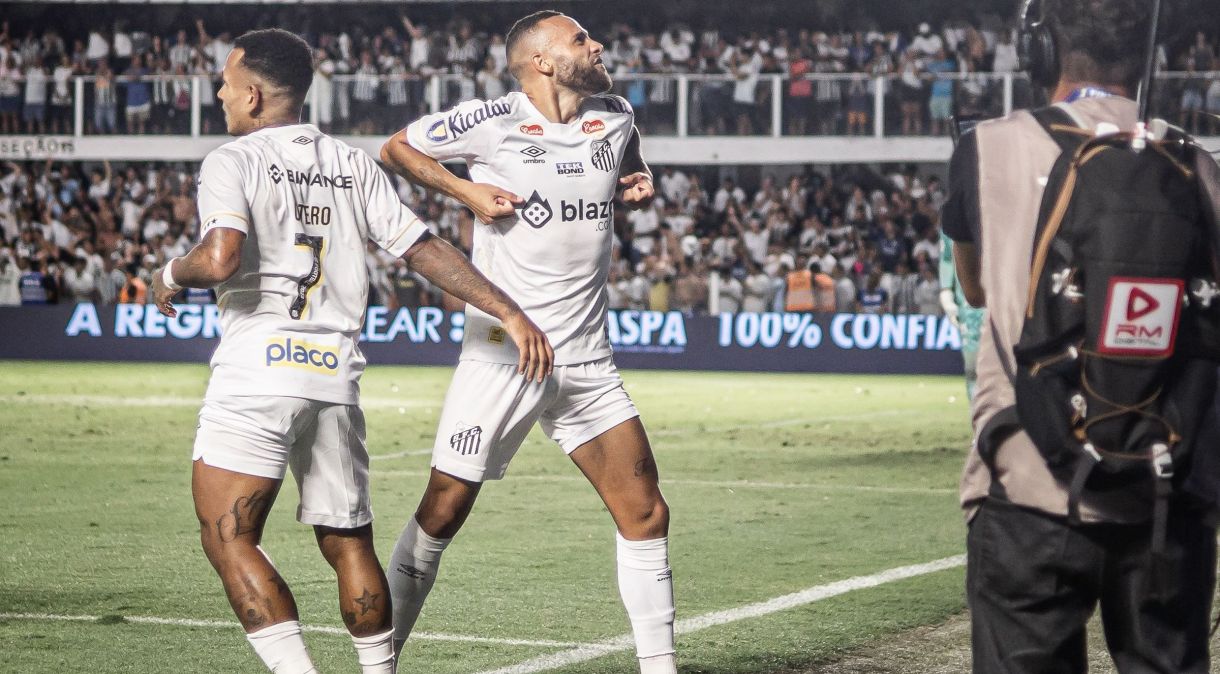 Guilherme e Otero comemoram o gol do Santos sobre o Palmeiras no jogo de ida da final do Paulistão