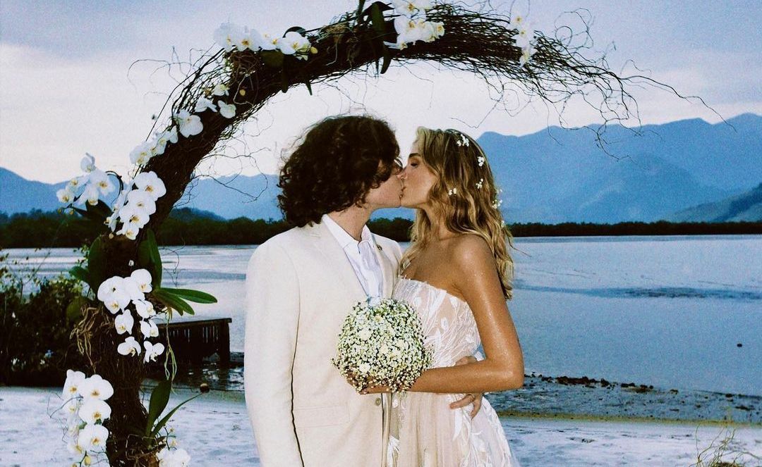 Sasha Meneghel e João Figueiredo se casaram em Angra dos Reis, no Rio.