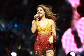 Cantora colombiana já havia adiantado que faria uma turnê mundial, durante sua apresentação no Coachella na última sexta (12)