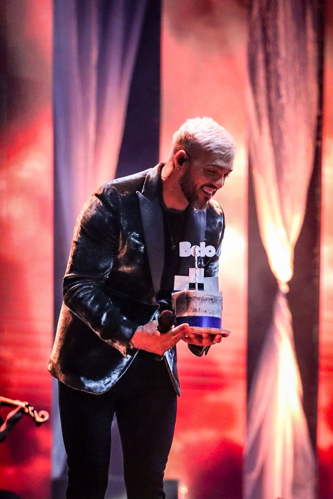 Belo ganhou bolo surpresa de fãs durante seu show de aniversário