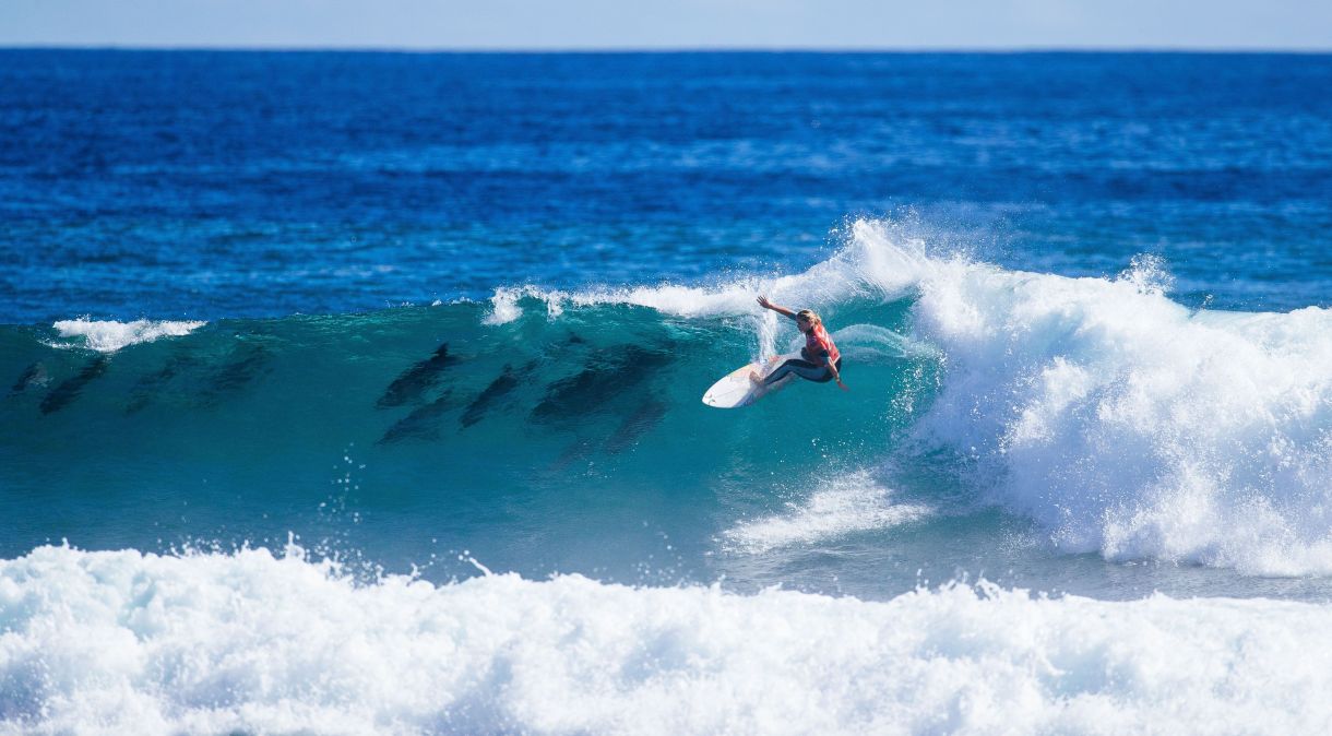Gabriela Bryan surfa onda com golfinhos em final de etapa da Liga Mundial de Surfe na Austrália