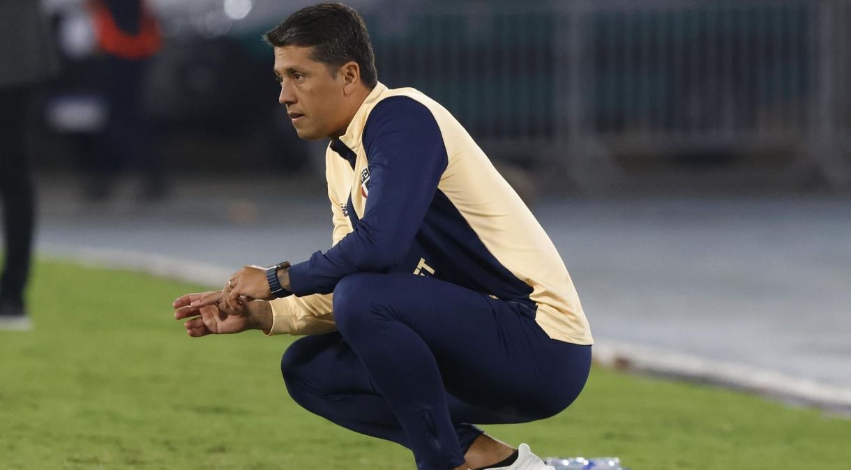 Thiago Carpini em jogo do São Paulo na Libertadores