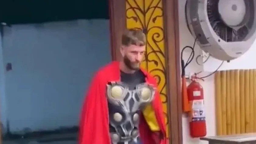 O zagueiro Léo Pereira vestido de Thor