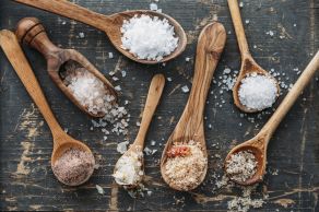 O sal, quando consumido em excesso, pode levar à hipertensão arterial e a doenças cardiovasculares; opções com menos sódio podem ter mais benefícios