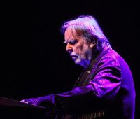 Rick Wakeman homenageia Yes, Bowie e Beatles em show de despedida em SP