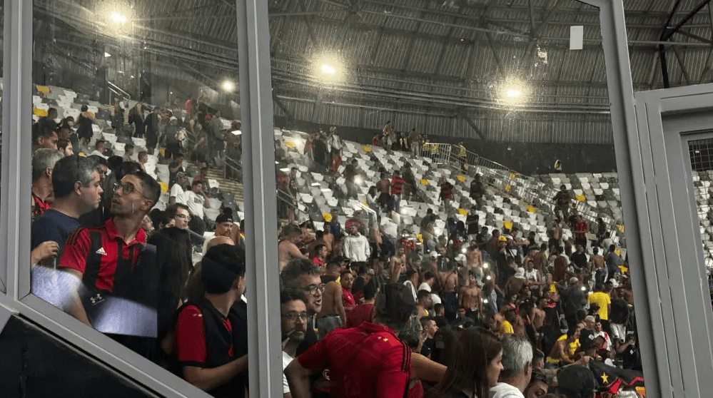 Torcedores do Sport no setor visitante da Arena MRV