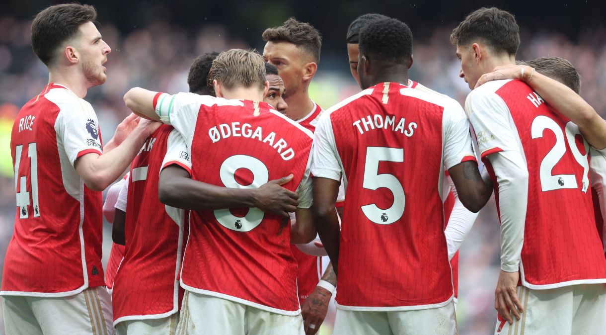 Jogadores do Arsenal comemoram vitória por 3 a 2 no clássico contra o rival Tottenham