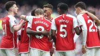 Arsenal leva susto, mas vence Tottenham e segue líder da Premier League