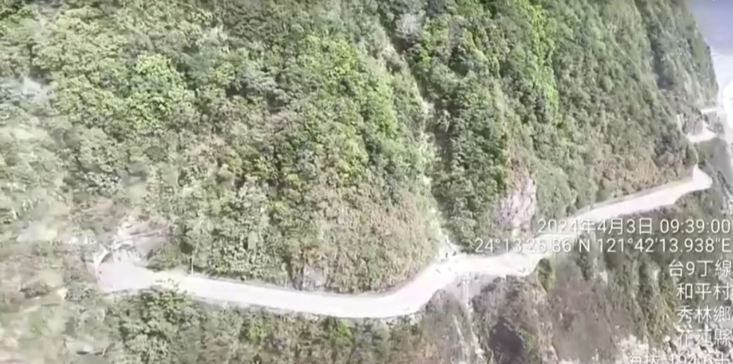 Imagem aérea de estrada em Hualien, em Taiwan