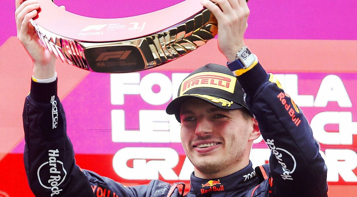 Verstappen com troféu do GP da China