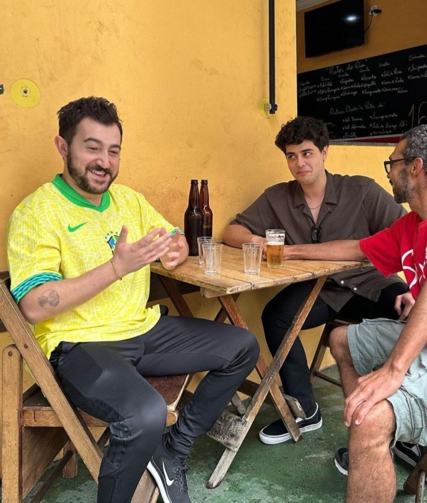 Vincent veio ao Brasil para uma série de entrevistas mas fez questão de conhecer itens da cultura brasileira, como o boteco