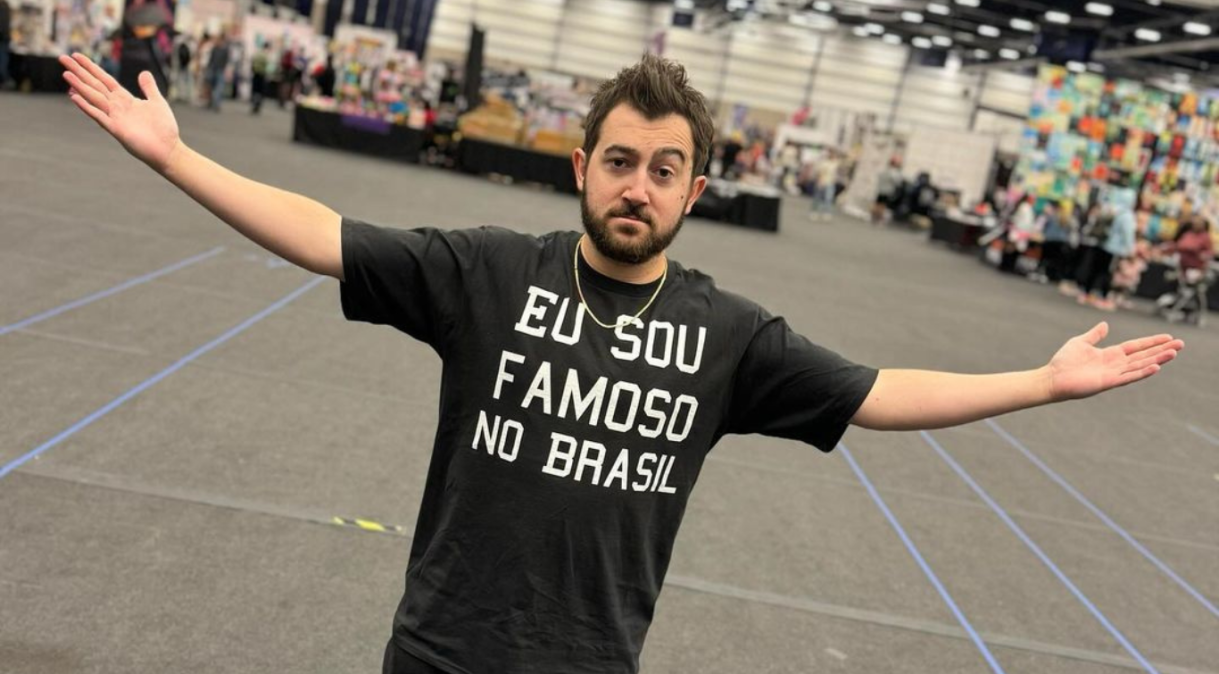 Vincent Martella com camiseta que cita o Brasil