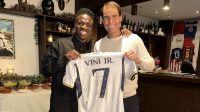 Vini Jr se encontra com lenda do tênis e o presenteia com camisa do Real