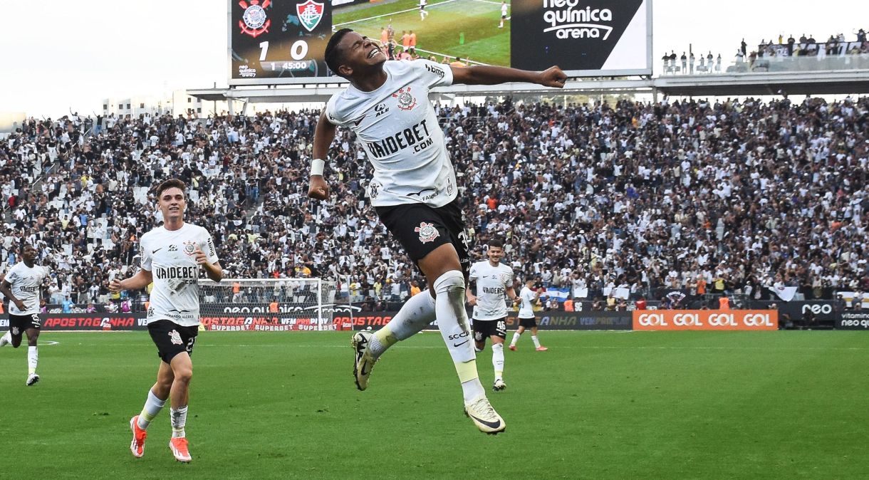 Wesley comemora o segundo gol que marcou para o Corinthians sobre o Fluminense