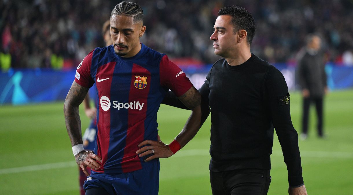 Raphinha e Xavi lamentam a eliminação do Barcelona para o PSG na Champions League