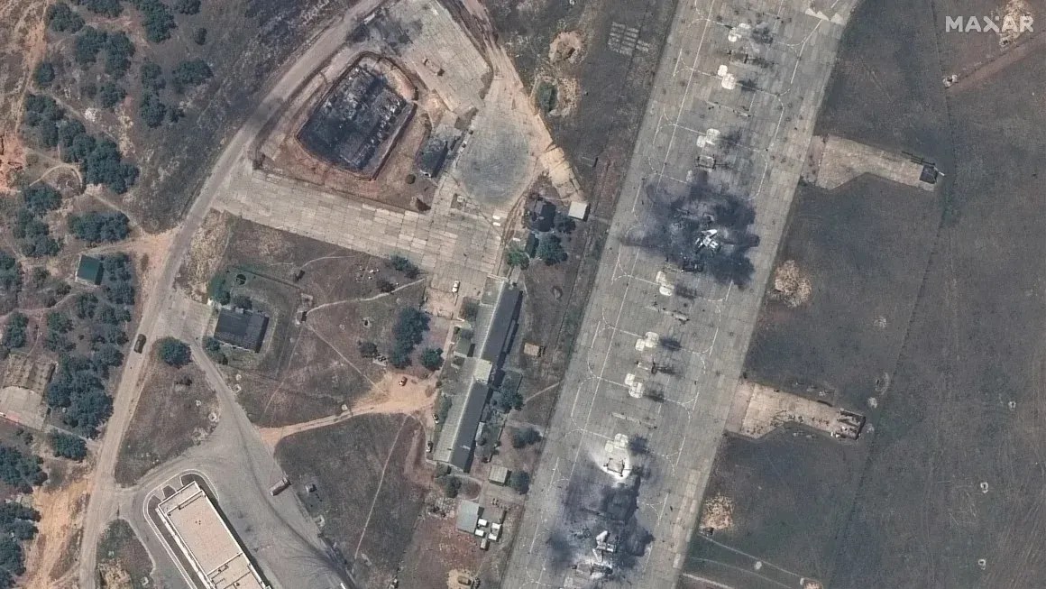 Imagens de satélite exclusivas da CNN mostram jatos destruídos e edifícios na Base Aérea de Belbek, na Crimeia, em 15 de maio de 2024