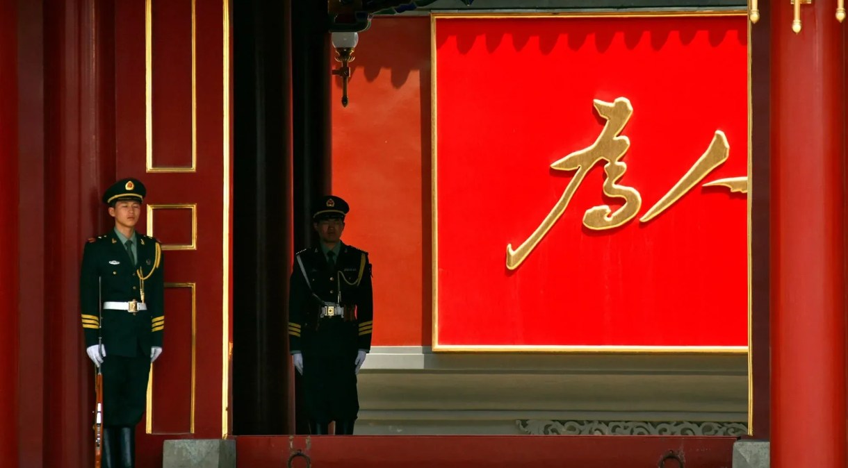 Guardas são vistos do lado de fora do portão Xinhua de Zhongnanhai, em Pequim