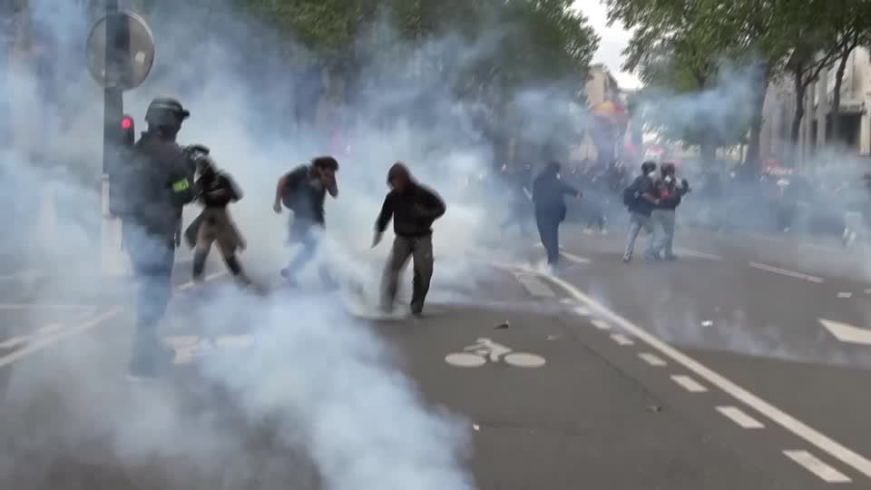Gás lacrimogêneo disparado e focos de fogo durante a marcha do Primeiro de Maio em Paris
