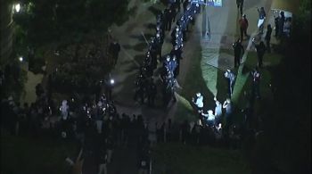 Estudantes da UCLA bloquearam a marcha dos agentes que cumpriam ordem de dispersão contra protestos no campus