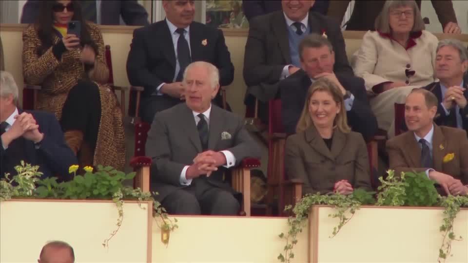 Rei Charles III participa de show real de cavalos de Windsor