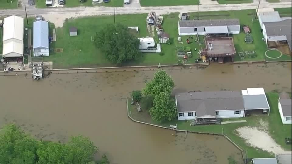 Ruas inundadas perto do lago Conroe após forte tempestade atingir o norte de Houston, no Texas
