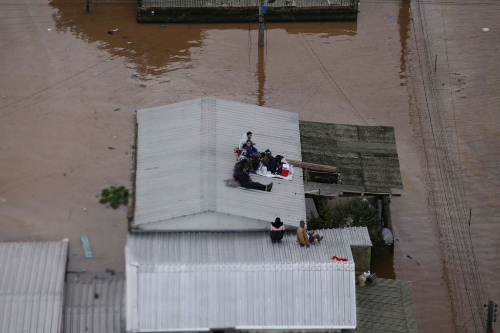 Pessoas aguardam por resgate em cima de telhados em Canoas, no Rio Grande do Sul