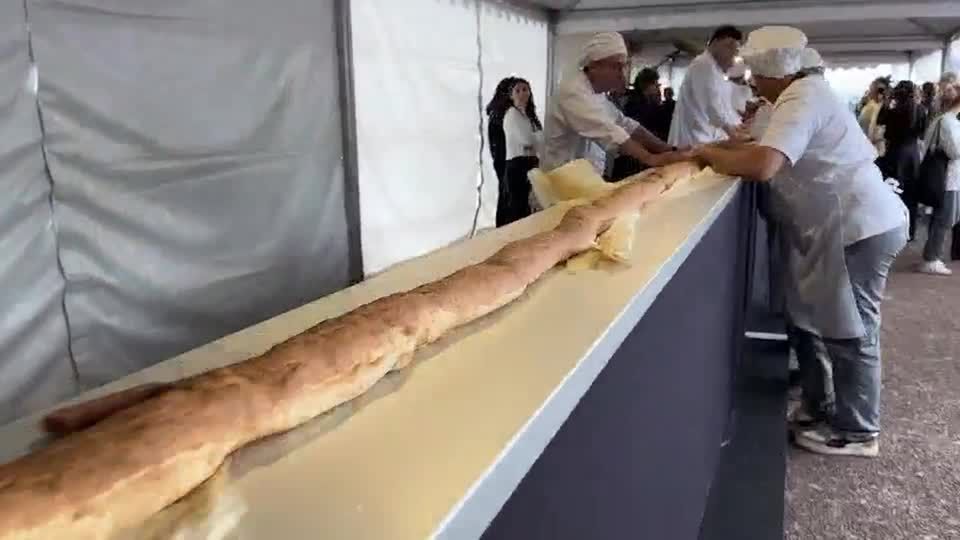 Padeiros franceses batem recorde do Guinness de baguete mais longa do mundo