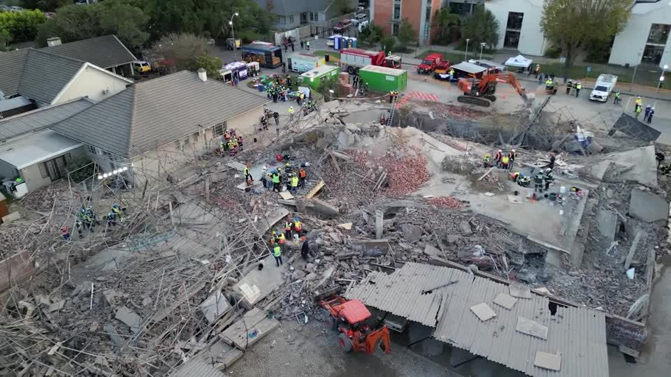 Imagens de drone mostram esforços de resgate após o colapso de um edifício na África do Sul