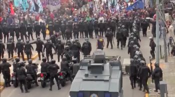 Argentinos enfrentaram a polícia e marcharam até a residência do presidente contra a recessão