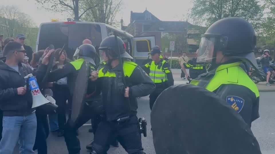 Manifestantes pró-Palestina e policiais entram em confronto em Amsterdã