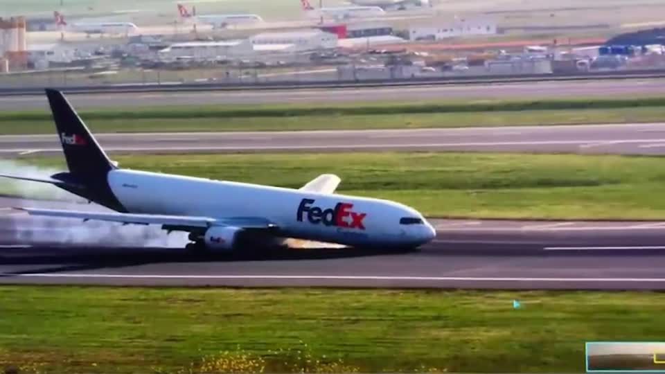 Boeing 767 da FedEx Airlines pousa sem trem de pouso dianteiro no aeroporto de Istambul, na Turquia, em 8 de maio de 2024.