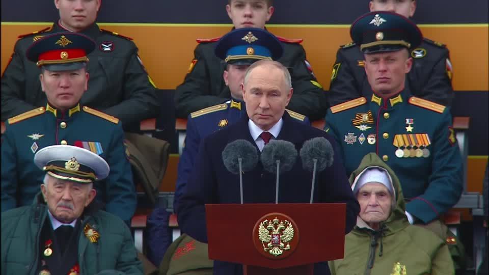 Presidente russo Vladimir Putin discursa na Praça Vermelha enquanto os russos comemoram o aniversário da vitória da União Soviética sobre a Alemanha nazista na Segunda Guerra Mundial