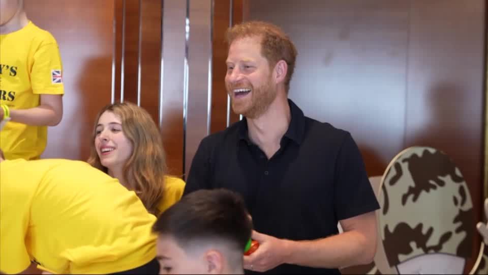 Príncipe Harry participa de evento com crianças e jovens no Reino Unido
