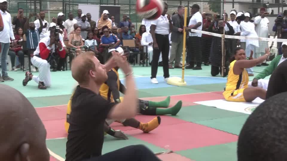 Príncipe Harry joga vôlei com atletas com deficiência