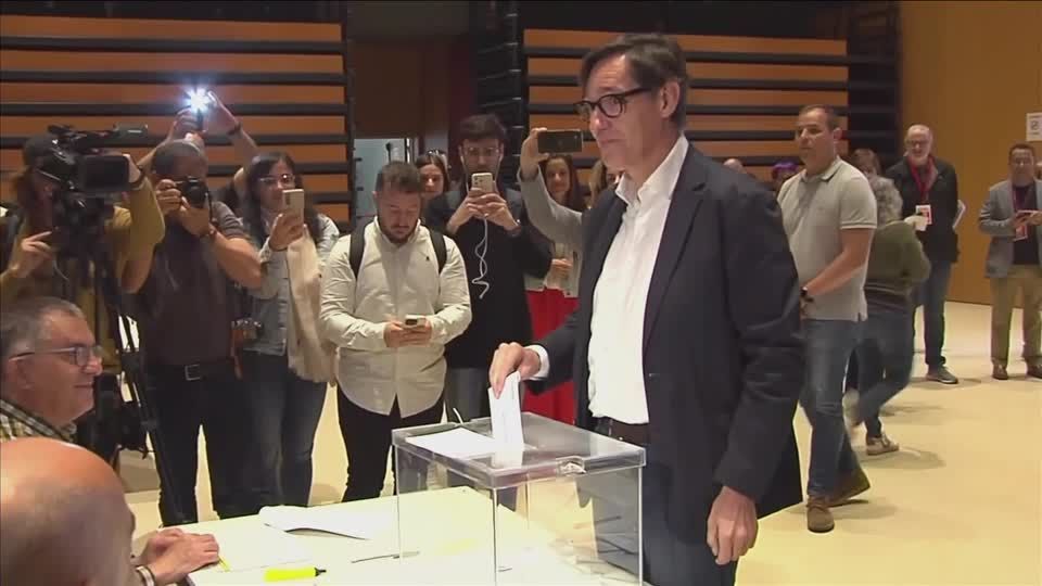 Salvador Illa, candidato dos Socialistas da Catalunya, vota em eleições regionais
