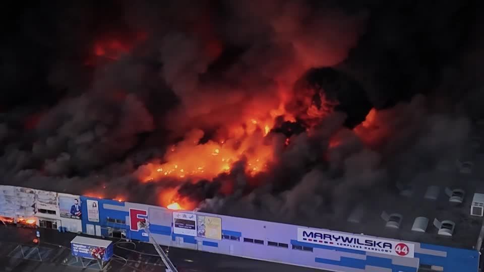 Quase todo o edifício – um dos maiores em Varsóvia – foi queimado, disseram os bombeiros à imprensa.