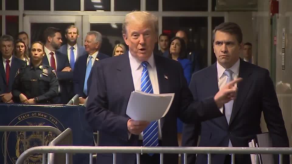 Trump acompanha depoimento de ex-advogado, Michael Cohen.