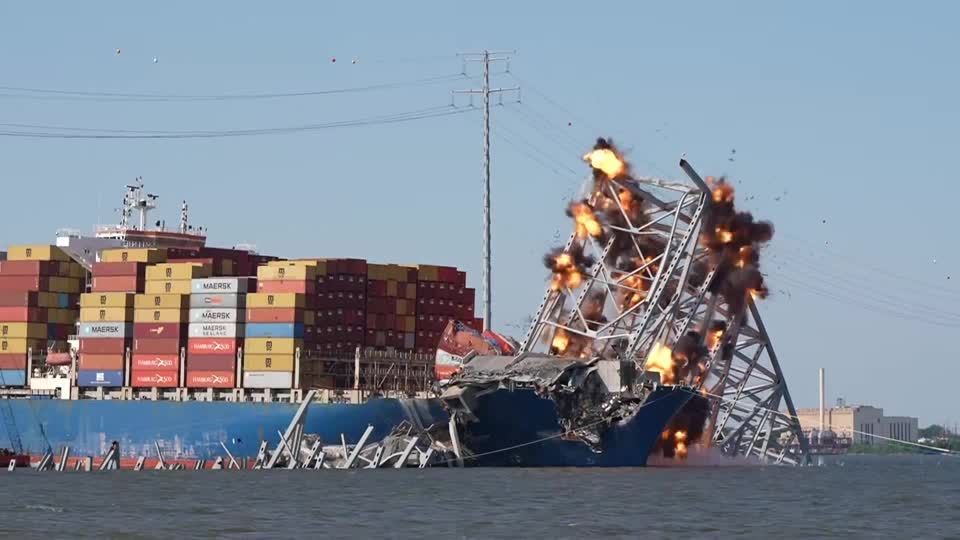 Autoridades de Baltimore detonam explosão controlada para remover ponte que desabou sobre navio