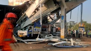 Estrutura do tamanho de uma piscina olímpica instalada em Mumbai colapsou nesta segunda-feira (13)