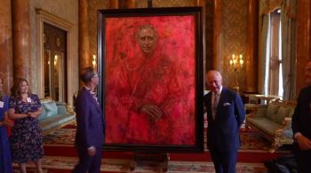 Pintura é do artista britânico Jonathan Yeo e retrata o monarca em meio a pinceladas vermelhas