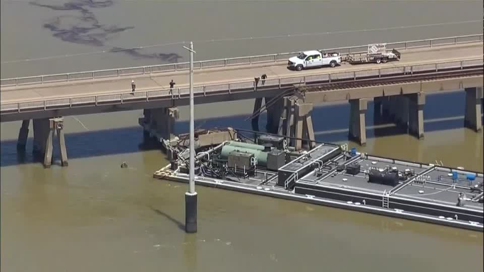 Barca atinge ponte em Galveston, Texas, causando derramamento de óleo