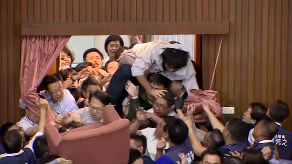 Brigas no parlamento de Taiwan estendem-se noite adentro
