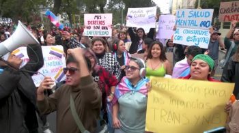 Manifestantes exigem a anulação da nova lei que descreve pessoas trans, entre outras, como portadoras de doenças mentais, para poderem ter acesso aos serviços de saúde