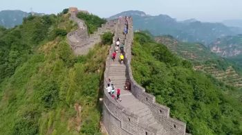 A primeira Maratona da Grande Muralha, desde o início do surto de Covid em 2019, aconteceu em Pequim neste sábado (18) com percurso exaustivo e temperaturas elevadas