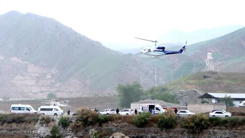 Autoridades iranianas conversaram com duas pessoas a bordo do helicóptero do presidente Ebrahim Raisi, desde que caiu neste domingo