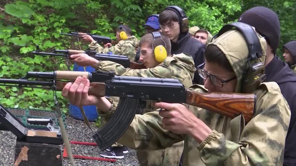 Adolescentes têm treinamento militar na Rússia, como parte do programa escolar