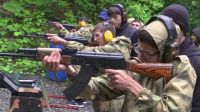 Com Rússia em guerra, adolescentes trocam sala de aula por campo de tiro