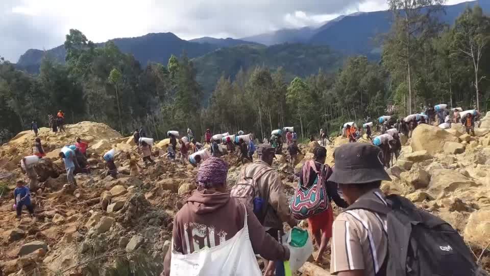 Os esforços de resgate continuam em uma vila remota de Papua-Nova Guiné após um enorme deslizamento de terra. ONU estima 670 mortos.