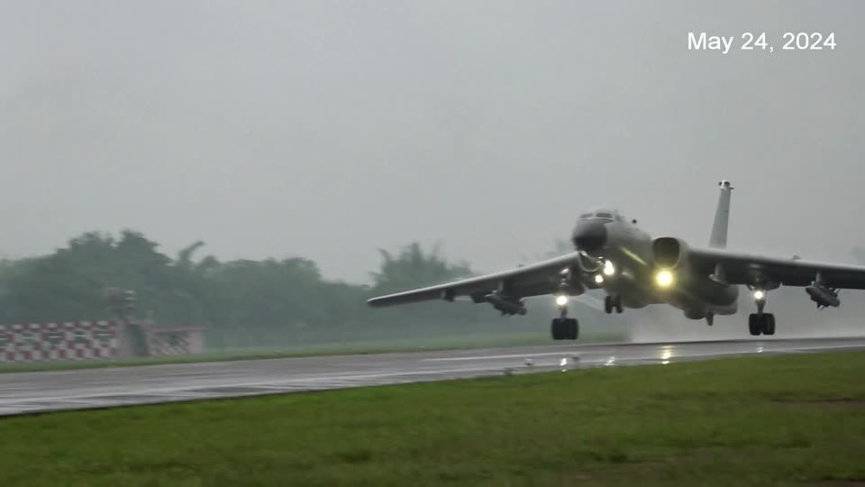 Avião chinês durante operação ao redor de Taiwan
